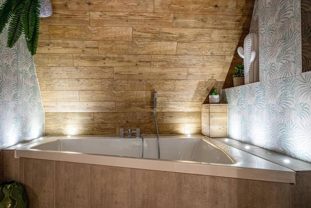 Style & Opulence In Georgian Chapel W Parking Lägenhet Bath Exteriör bild